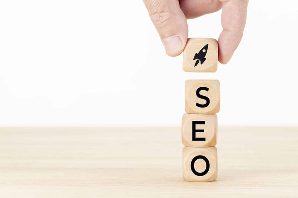 Quel est le rôle d'un spécialiste SEO, ses compétences et son impact sur la visibilité en ligne des entreprises ?