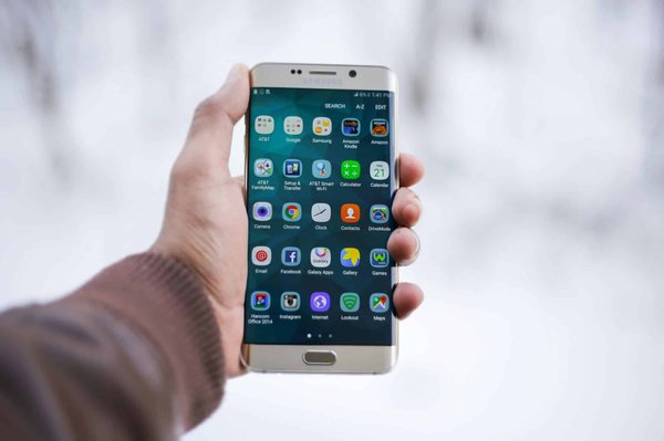 Quels sont les réglages à prendre en compte pour une utilisation sécurisée des applications de navigation sur un iPhone ?