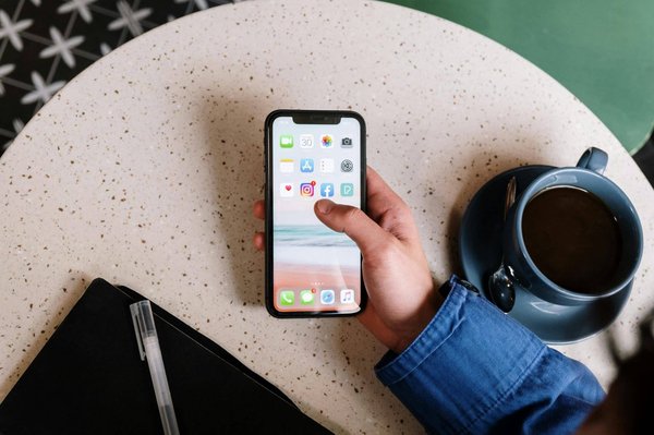 Quelles étapes suivre pour personnaliser les commandes vocales sur un OnePlus Nord ?