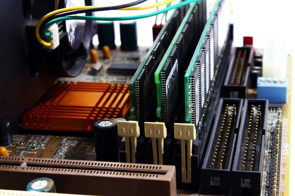Quelles sont les étapes pour effectuer un overclocking stable de la RAM ?