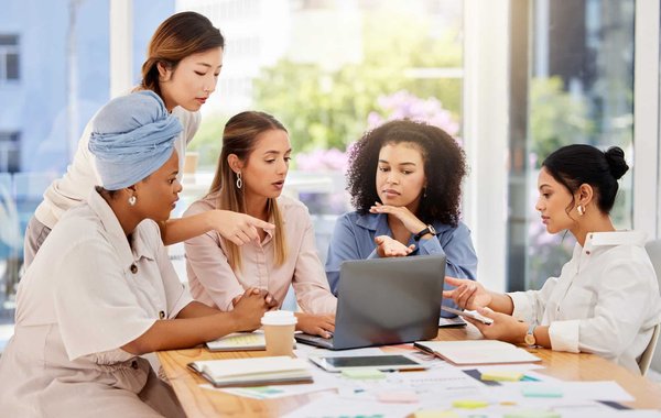 Comment les start-ups en technologie financière peuvent-elles utiliser le marketing de contenu pour éduquer et engager leur audience ?