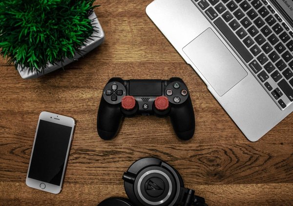Comment les jeux narratifs peuvent-ils intégrer des mécaniques de jeu pour renforcer l'impact de l'histoire ?