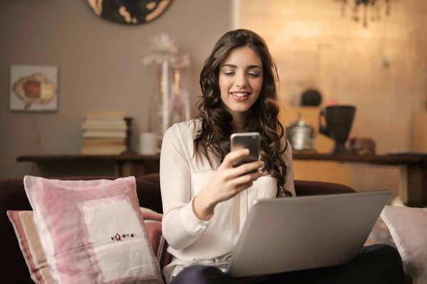 Comment les plateformes de médias sociaux peuvent-elles utiliser l'intelligence artificielle pour modérer le contenu en temps réel ?