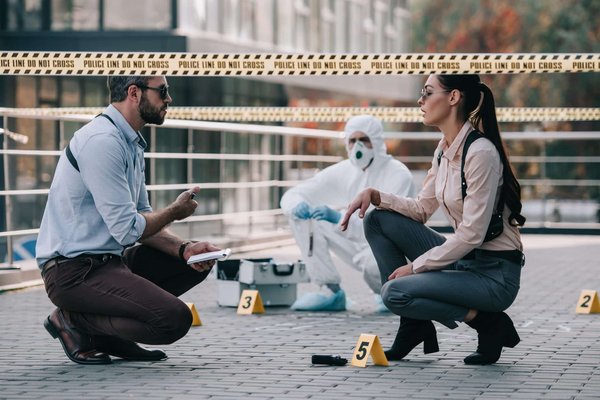 Quelles méthodes pour développer un jeu de détective où la psychologie et le comportement des personnages fournissent des indices pour résoudre des crimes ?