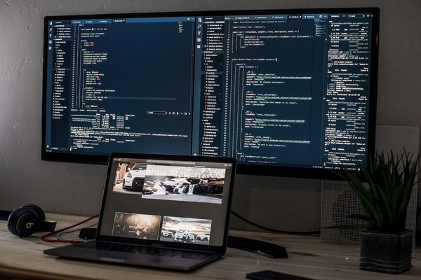 Comment connecter 3 moniteurs à un PC ?